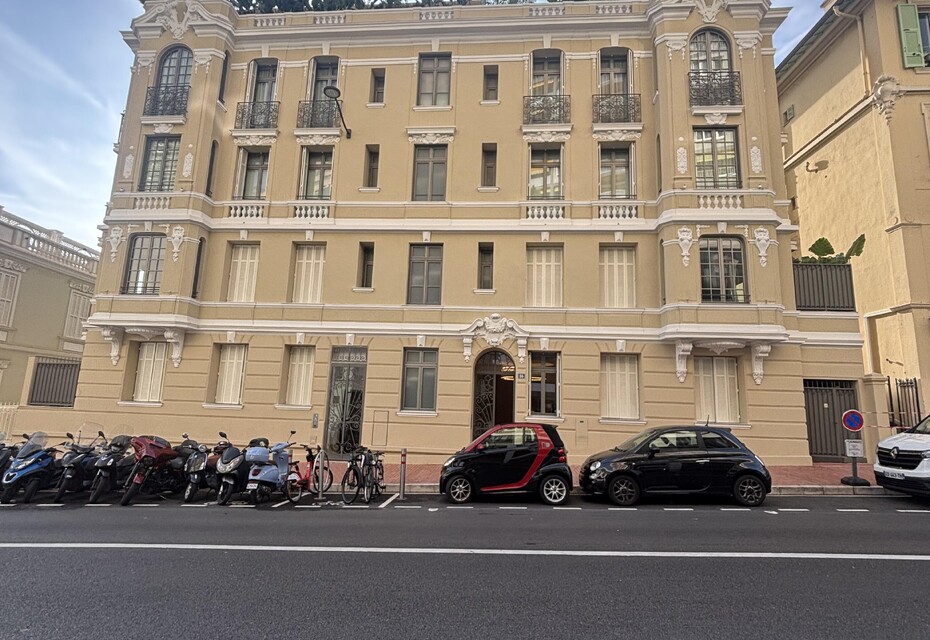 Elegant new 3-room apartment in a fully renovated period building.