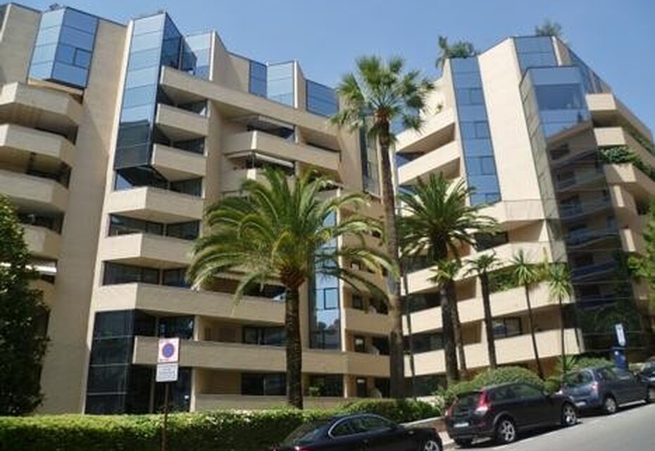 Carré d’Or – Large 3-bedrooms apartment in the quiet area of Boulevard de Suisse.